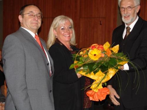  Stellvertretender Bürgermeister Hans Jörg Schneider gratuliert Bürgermeister Volker Schneider: (von links): Volker Schneider, seine Ehefrau Susanne Schneider und Hans Jörg Schneider. 